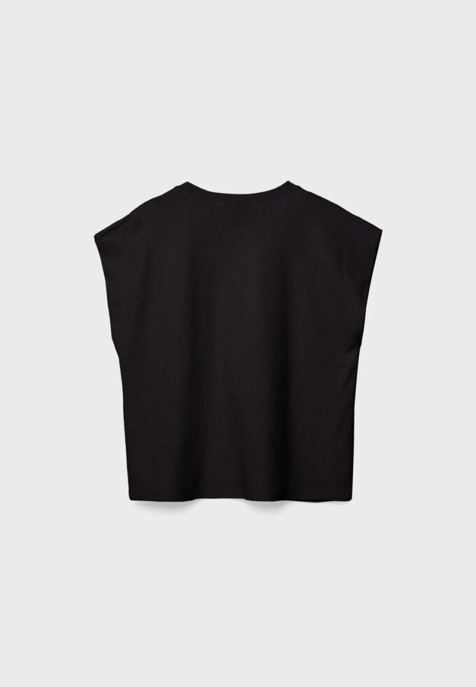 B06 Basplagg T-shirt med nedhasade axlar