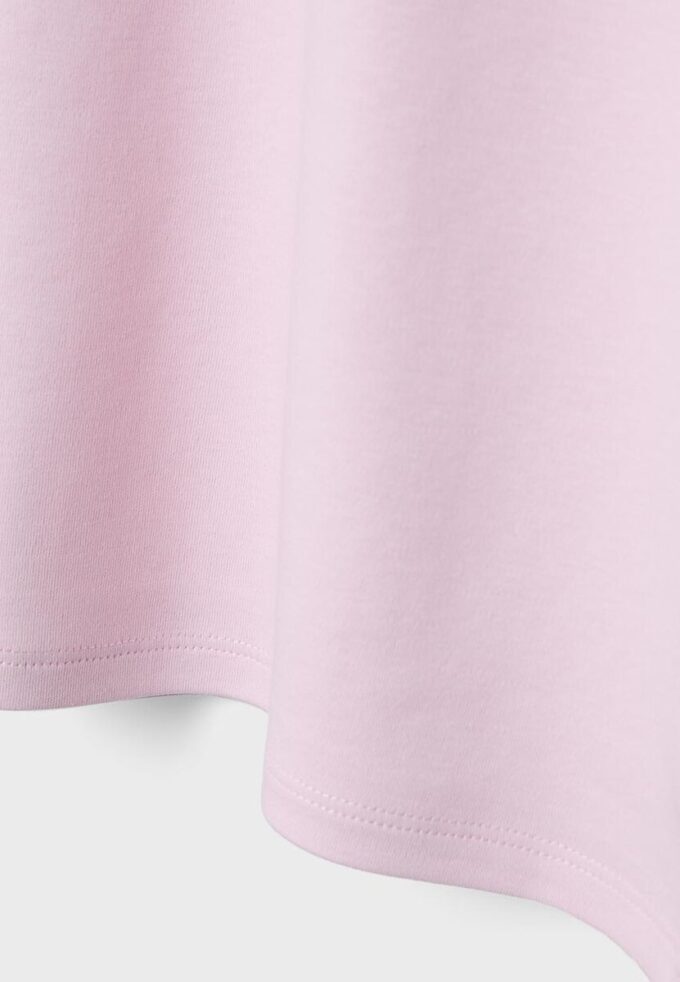 B06 Basplagg T-shirt med nedhasade axlar