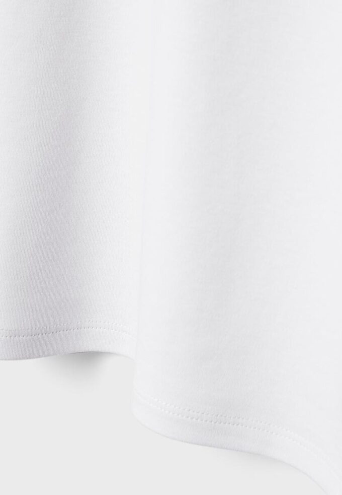B06 Basplagg T-shirt med nedhasade axlar