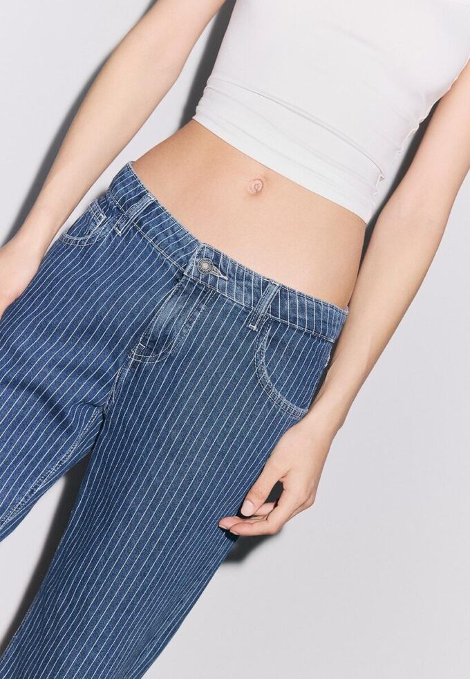 Baggy-jeans med randigt mönster och medelhög midja Baggy-jeans med randigt mönster och medelhög midja
