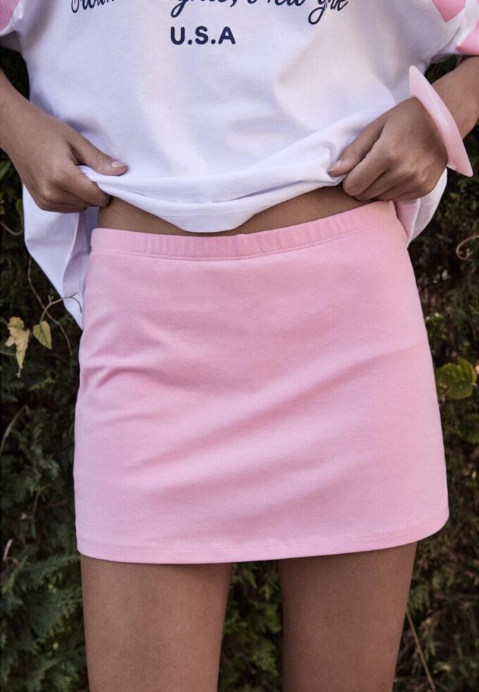 Basplagg med enkel stickad skort