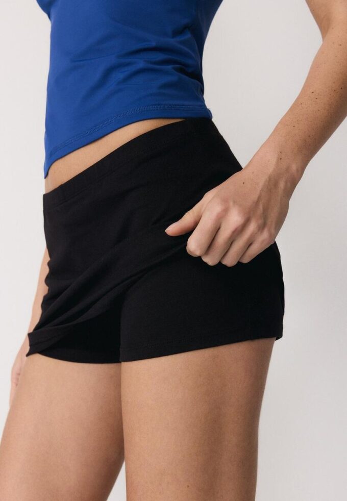 Basplagg med enkel stickad skort