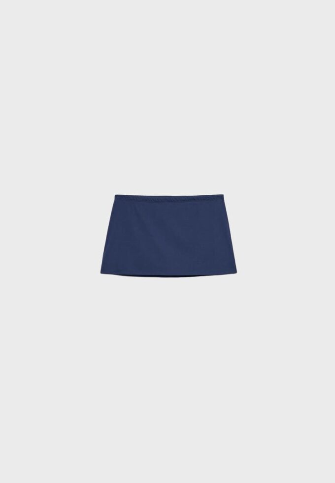 Basplagg med enkel stickad skort