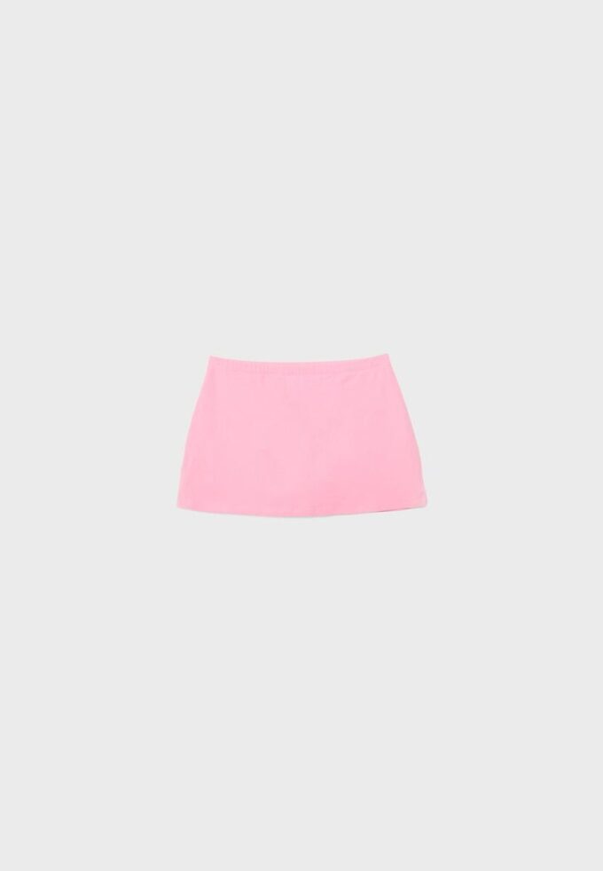 Basplagg med enkel stickad skort