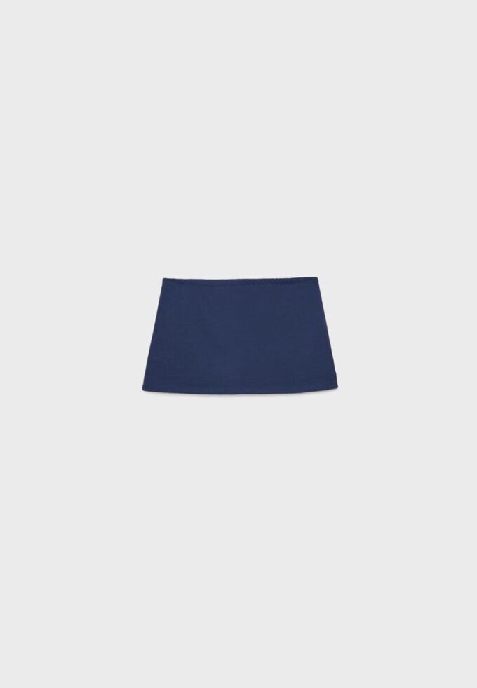 Basplagg med enkel stickad skort