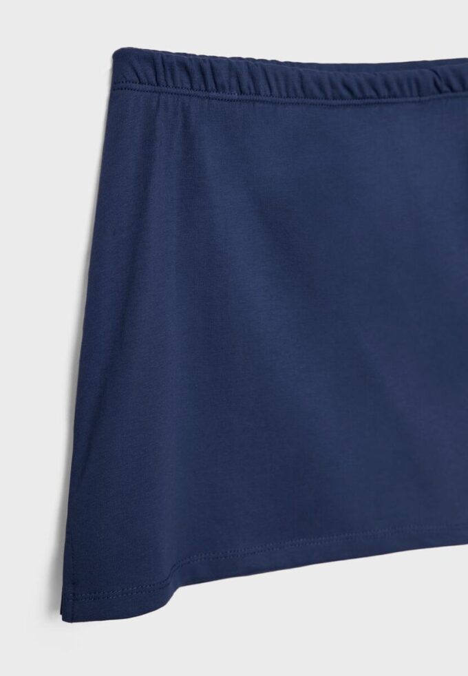 Basplagg med enkel stickad skort