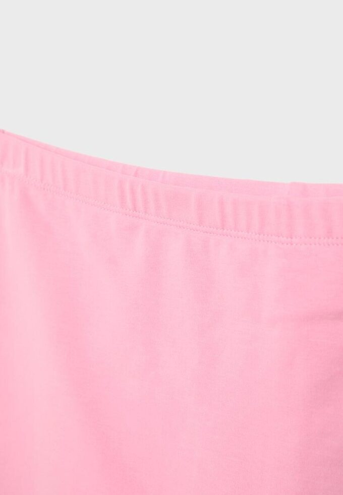 Basplagg med enkel stickad skort