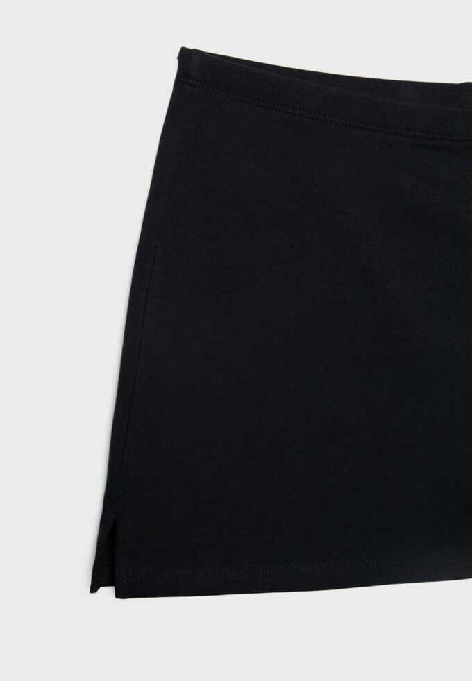 Basplagg med enkel stickad skort