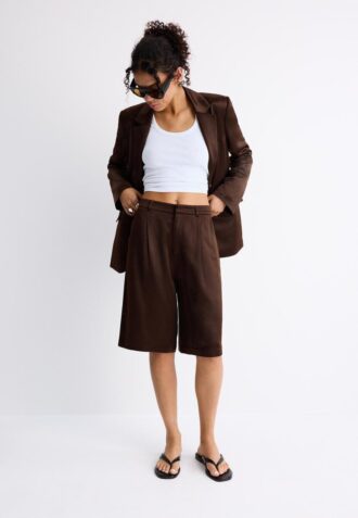 Bermudashorts i satin med insnitt