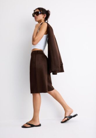 Bermudashorts i satin med insnitt