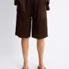 Bermudashorts i satin med insnitt Bermudashorts i satin med insnitt