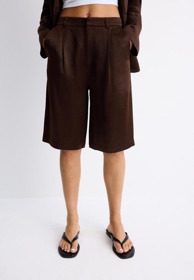 Bermudashorts i satin med insnitt Bermudashorts i satin med insnitt
