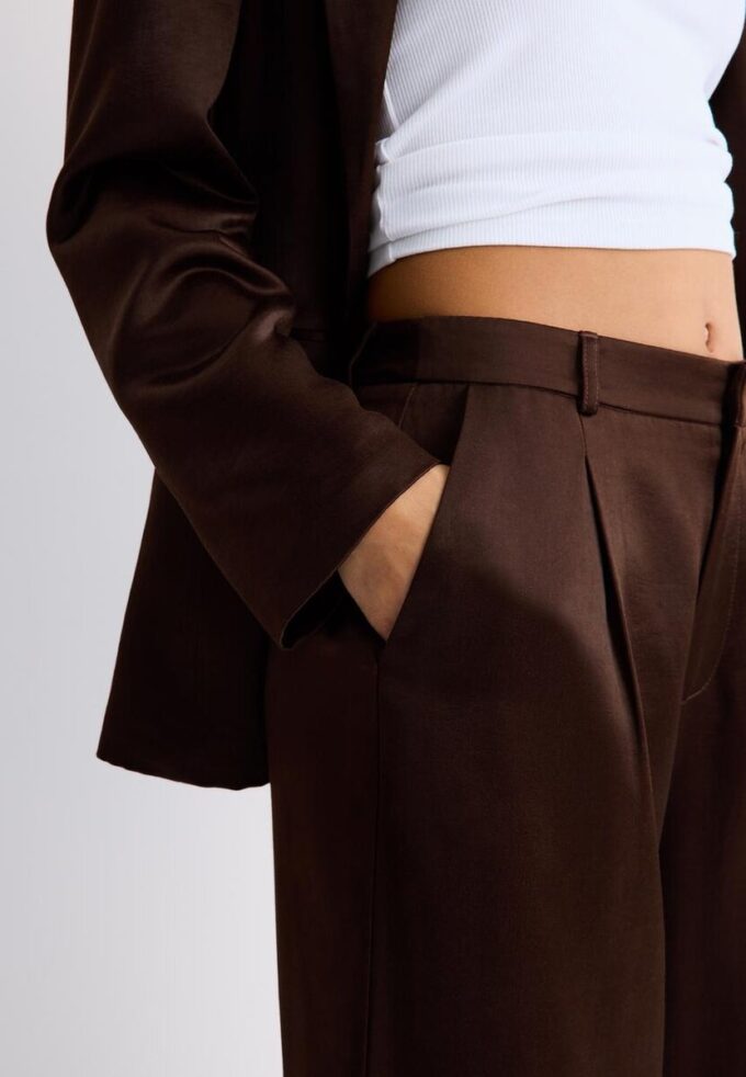 Bermudashorts i satin med insnitt Bermudashorts i satin med insnitt
