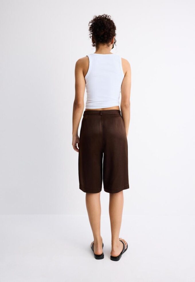 Bermudashorts i satin med insnitt Bermudashorts i satin med insnitt