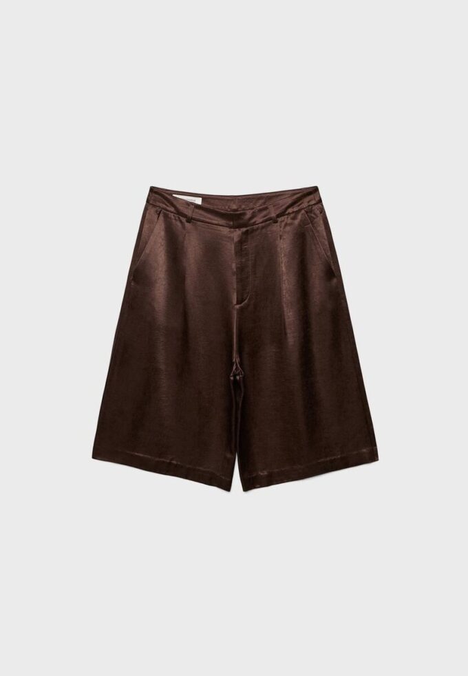 Bermudashorts i satin med insnitt Bermudashorts i satin med insnitt