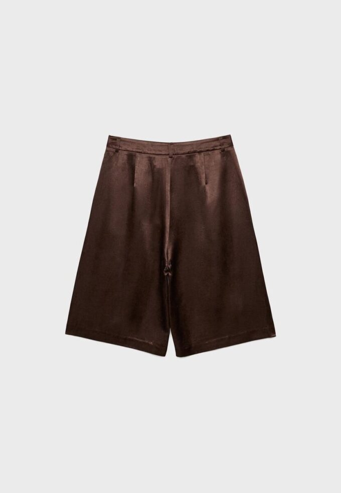 Bermudashorts i satin med insnitt Bermudashorts i satin med insnitt