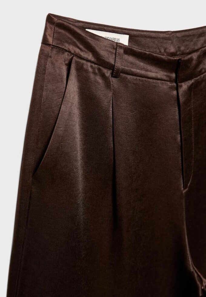 Bermudashorts i satin med insnitt Bermudashorts i satin med insnitt