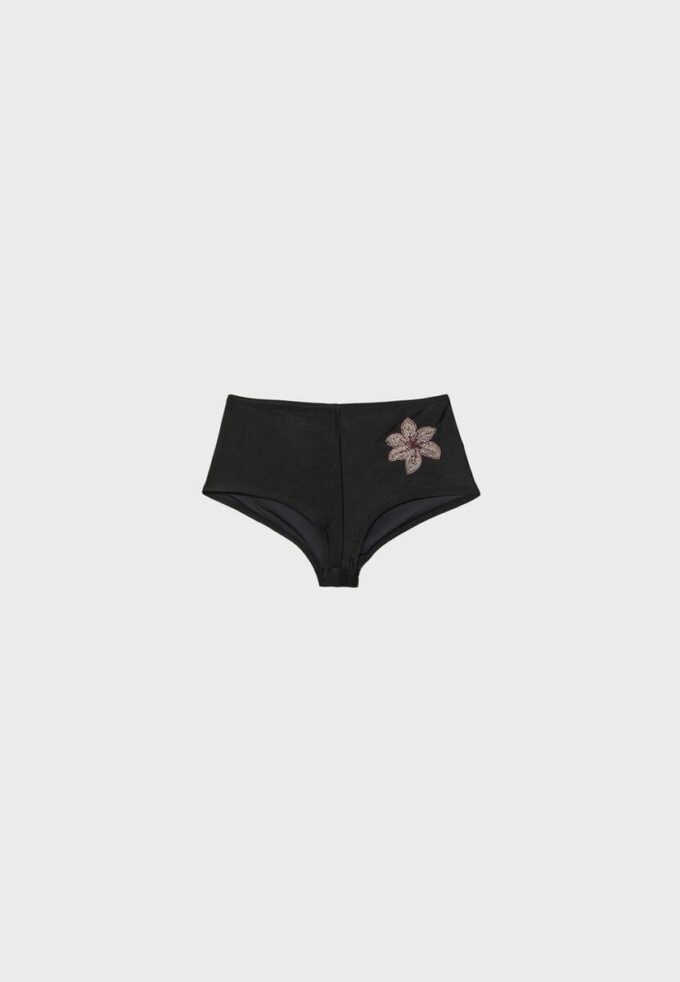 Bikinitrosor med broderade blommor