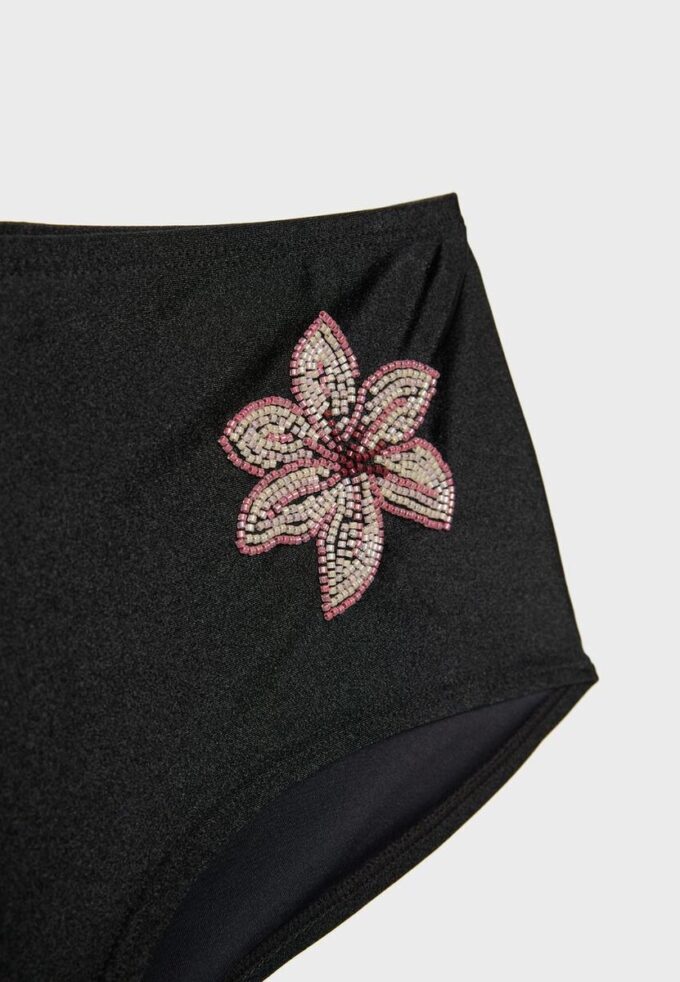 Bikinitrosor med broderade blommor