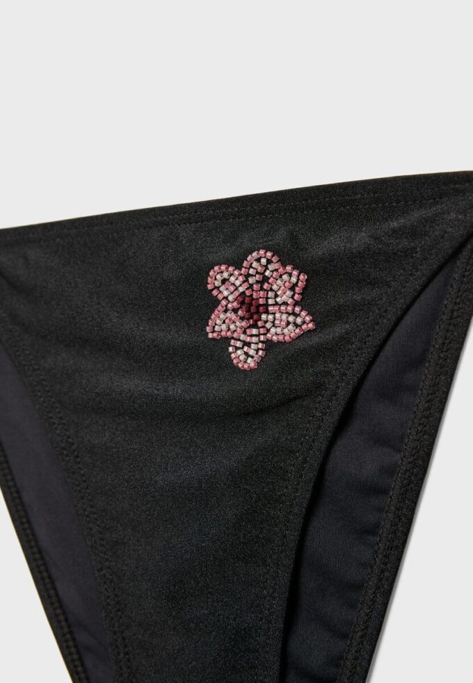 Bikiniunderdel med broderade blommor