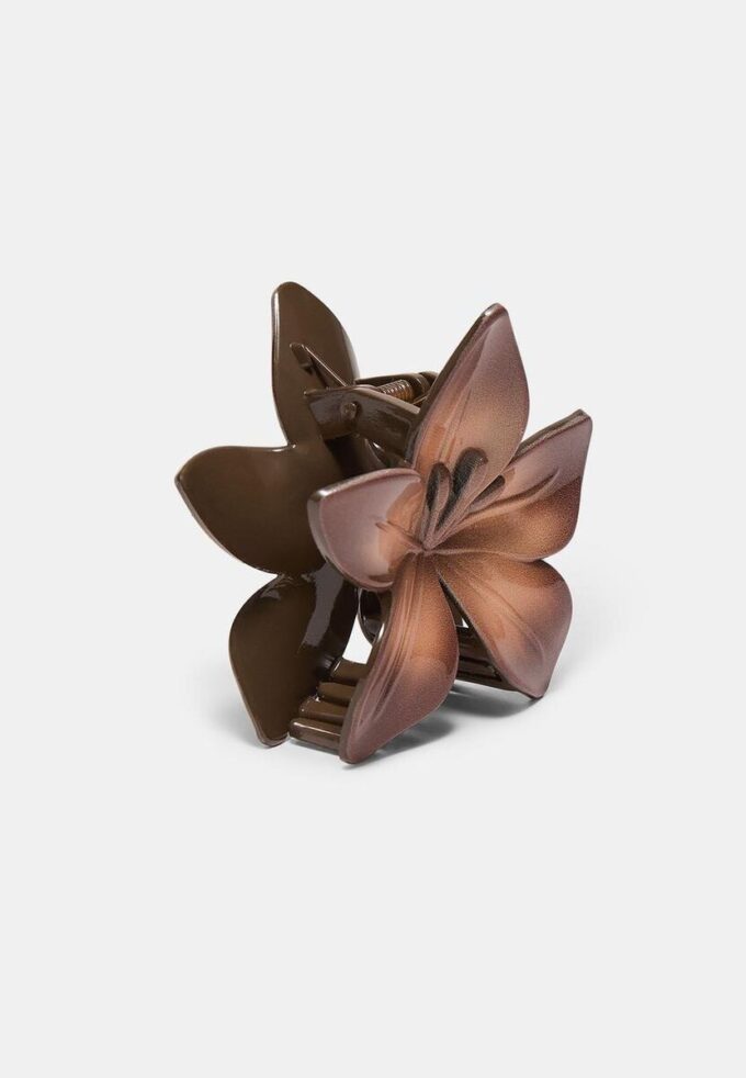 Blommig hårklämma
