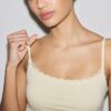 Body med detaljer i blond spets Body med detaljer i blond spets