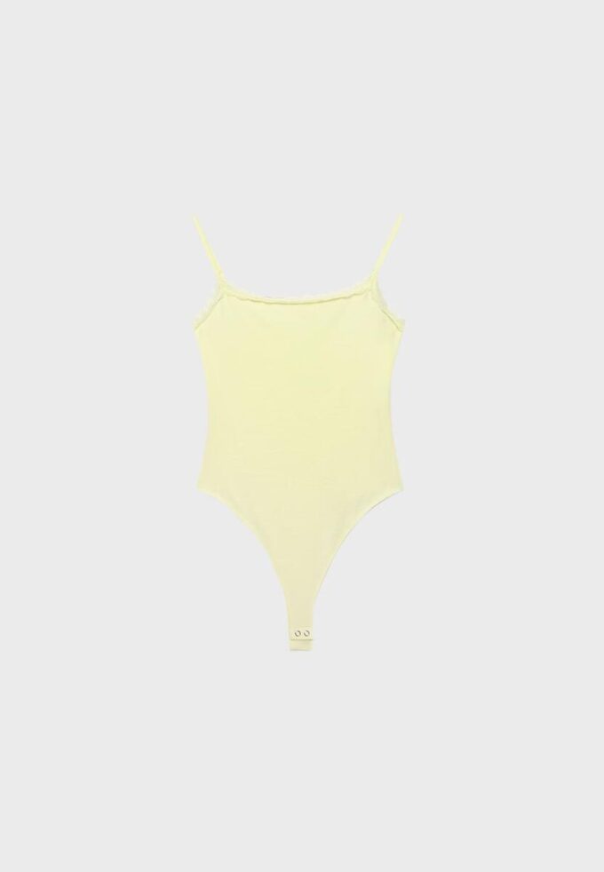 Body med detaljer i blond spets Body med detaljer i blond spets