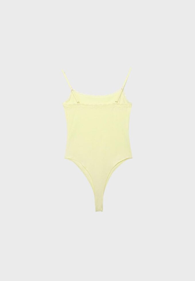 Body med detaljer i blond spets Body med detaljer i blond spets