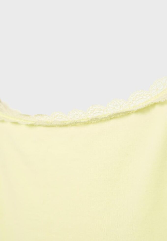 Body med detaljer i blond spets Body med detaljer i blond spets