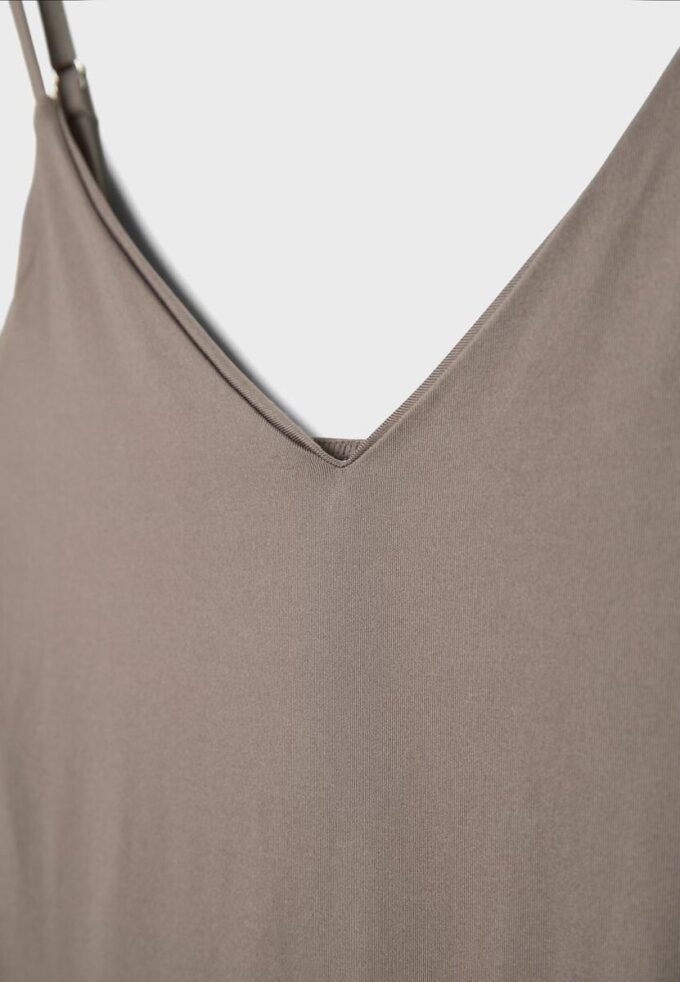 Body med V-ringning och spaghettiband Body med V-ringning och spaghettiband