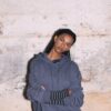 Broderad hoodie med nitar Broderad hoodie med nitar