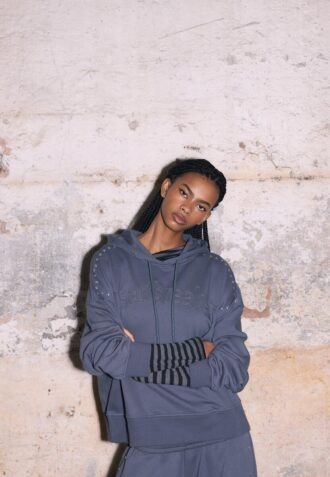 Broderad hoodie med nitar