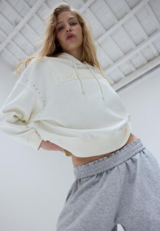 Broderad hoodie med nitar