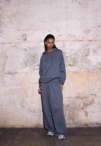 Broderad hoodie med nitar