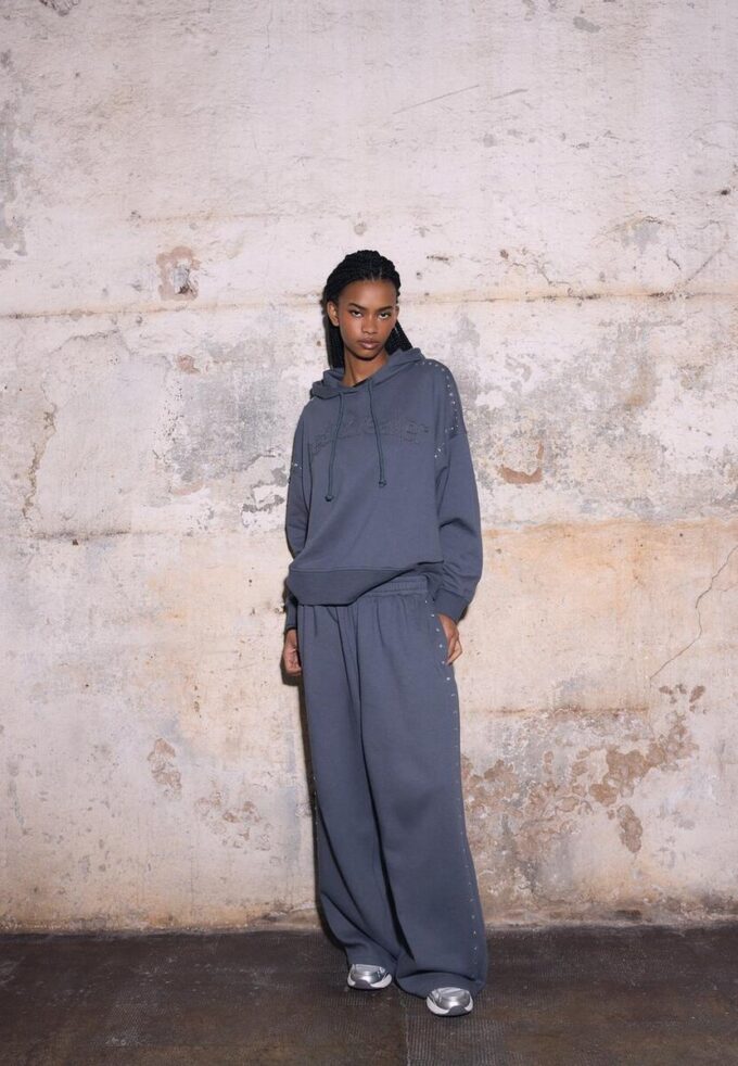 Broderad hoodie med nitar Broderad hoodie med nitar