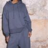 Broderad hoodie med nitar Broderad hoodie med nitar