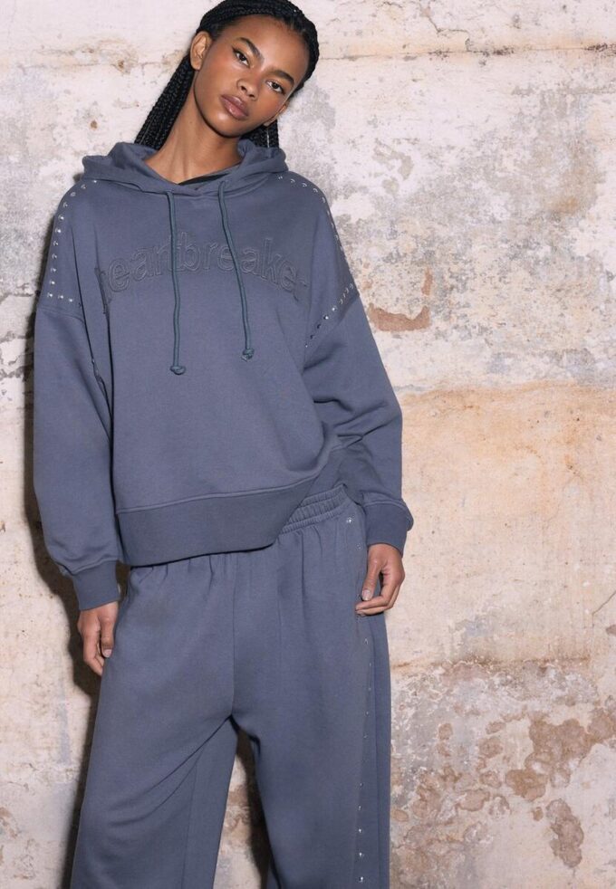 Broderad hoodie med nitar Broderad hoodie med nitar
