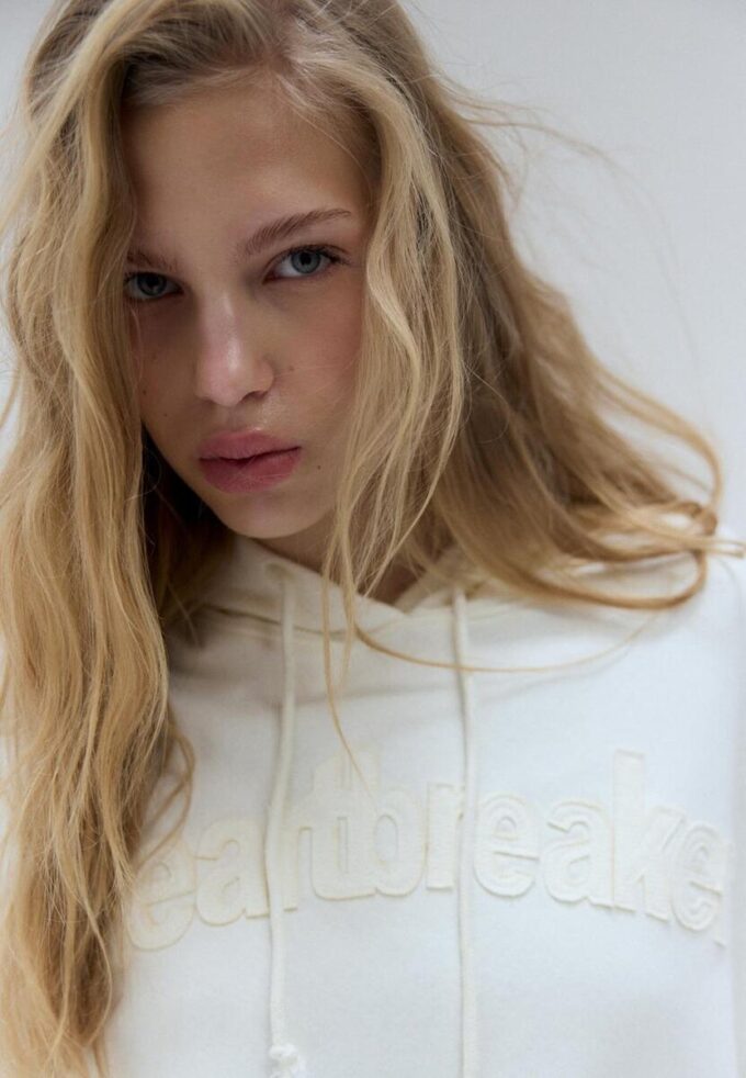 Broderad hoodie med nitar Broderad hoodie med nitar