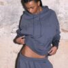 Broderad hoodie med nitar Broderad hoodie med nitar