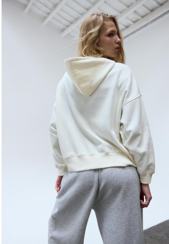 Broderad hoodie med nitar Broderad hoodie med nitar