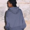 Broderad hoodie med nitar Broderad hoodie med nitar