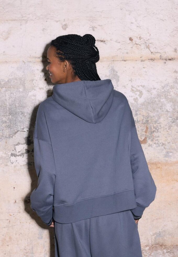 Broderad hoodie med nitar Broderad hoodie med nitar