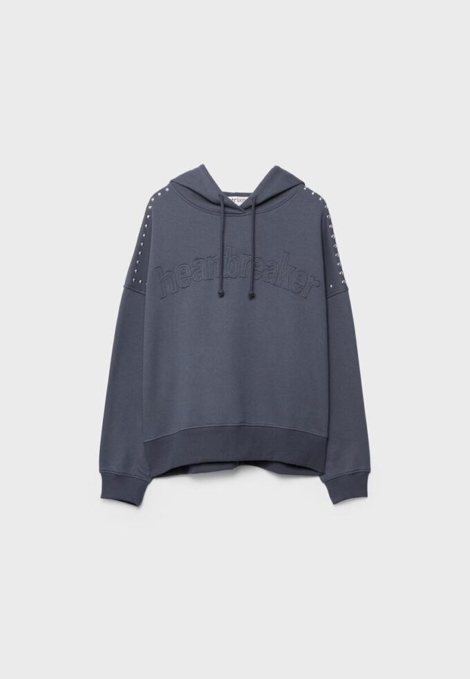 Broderad hoodie med nitar Broderad hoodie med nitar