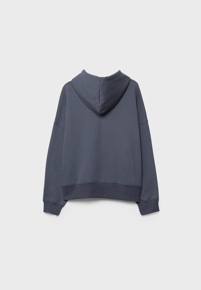 Broderad hoodie med nitar Broderad hoodie med nitar