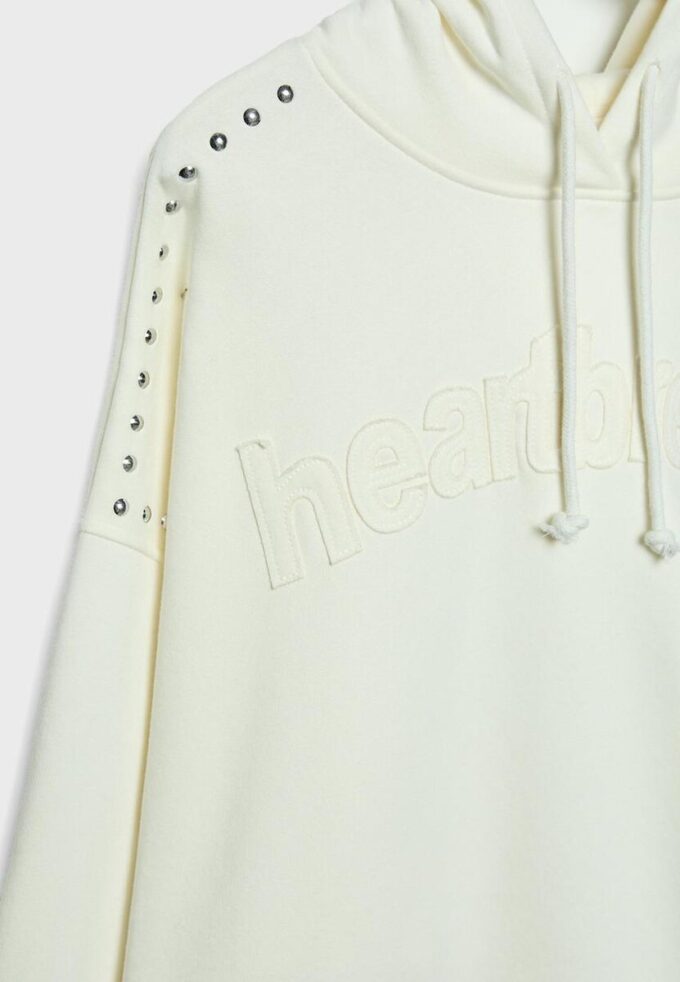 Broderad hoodie med nitar Broderad hoodie med nitar