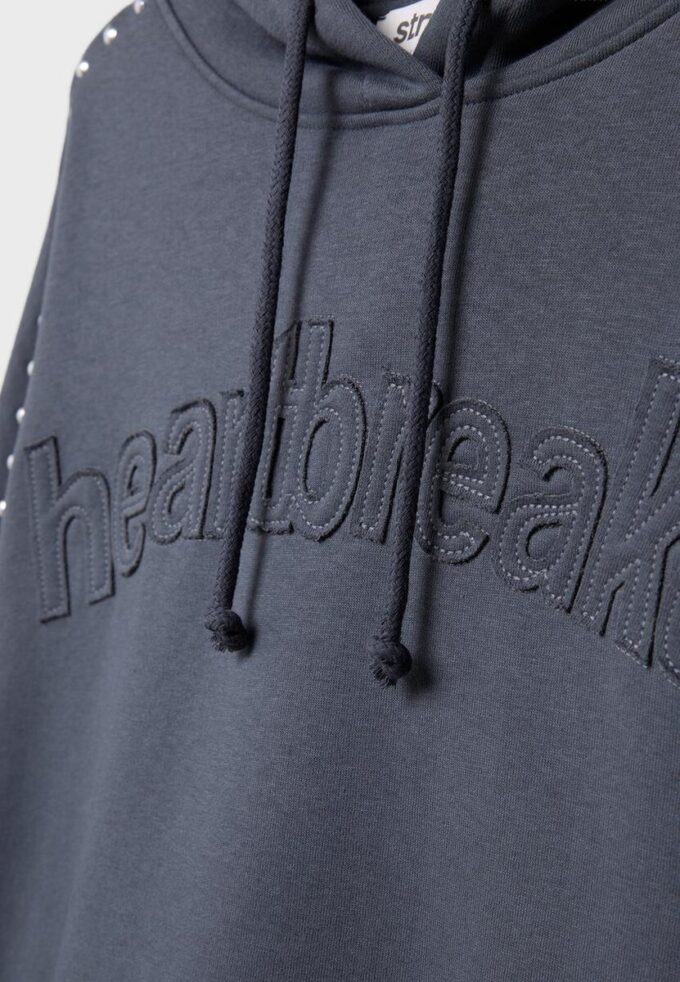Broderad hoodie med nitar Broderad hoodie med nitar