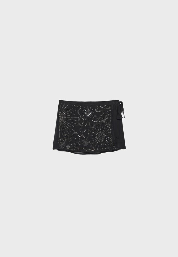 Broderad miniskort i omlottstil Broderad miniskort i omlottstil