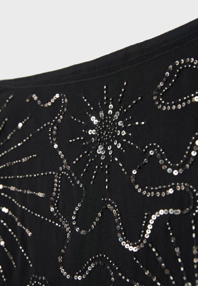 Broderad miniskort i omlottstil Broderad miniskort i omlottstil