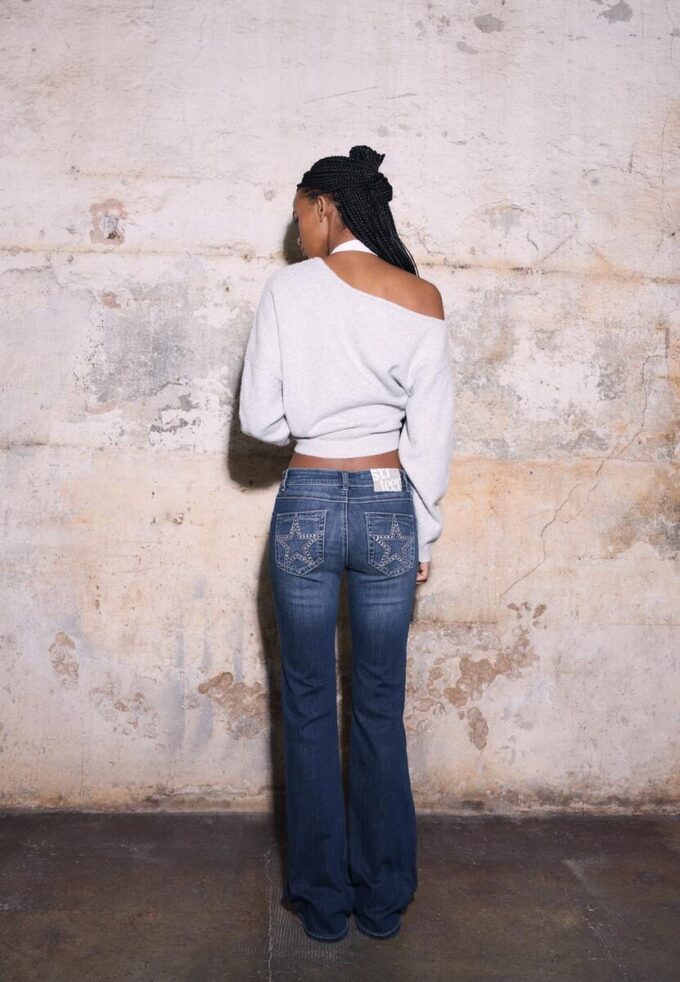 Broderade bell bottom-jeans med fickor