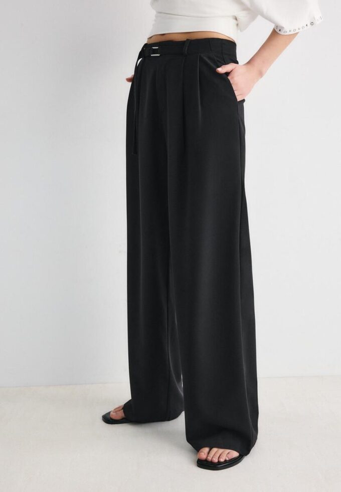 Byxor med Wide Leg och spänndetaljer